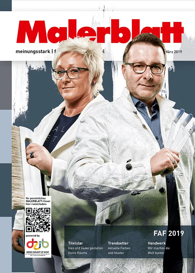 Zwei Personen in stilvollen weißen Jacken posieren mit Pinseln vor dem Malerblatt-Logo, Ausgabe März 2019.