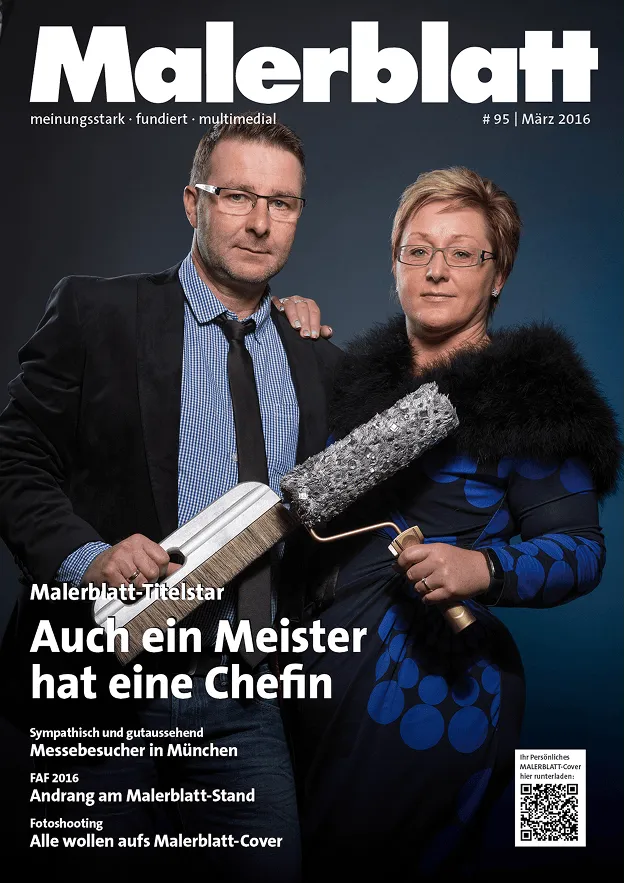 Mann und Frau in formeller Kleidung posieren mit Malerwerkzeugen vor dunklem Hintergrund auf dem Titelblatt von Malerblatt Magazin, Ausgabe März 2016.