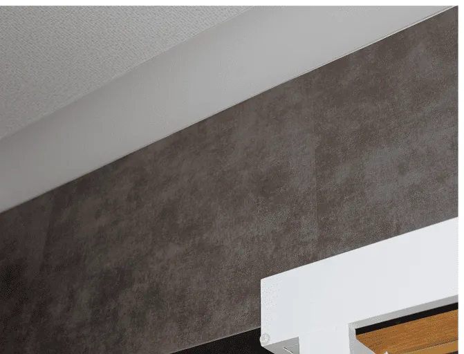 Nahaufnahme einer Wand mit brauner, strukturierter Tapete neben einer weißen Deckenleiste und einer Holztür.
