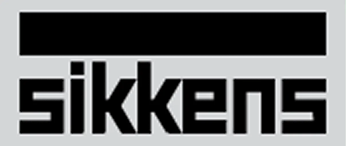 Sikkens Firmenlogo mit dem Namen in fetten schwarzen Buchstaben auf grauem Hintergrund.