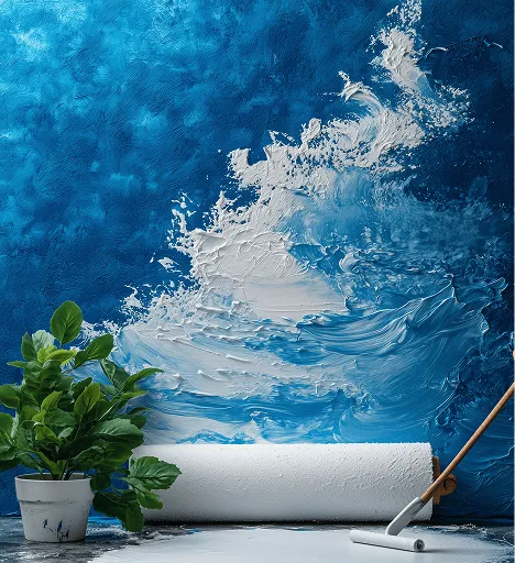Weiße Farbrolle vor einer Wand, die mit blauer und weißer Farbe in einem Wellendesign bemalt ist, daneben ein grüner Topfpflanze.