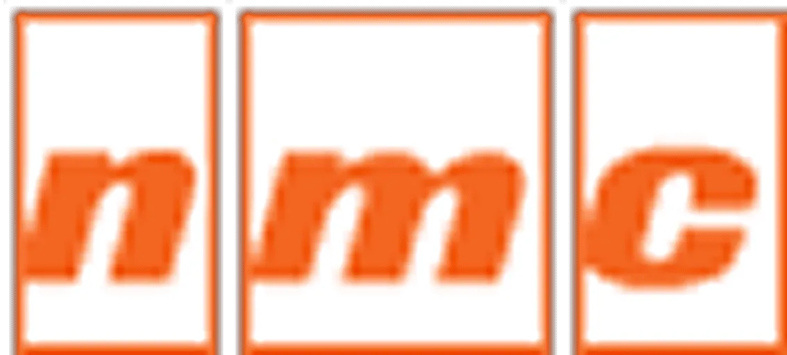 Die Buchstaben n, m und c in Orangetönen auf weißem Hintergrund.